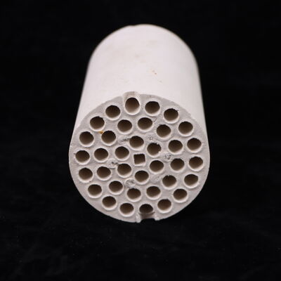 Плотность от 3,75 до 3,9 грамм на кубический сантиметр Оксид алюминия Керамическая прочность на сжатие более 3000 МПа Прочность на изгиб от 200 до 400 МПа