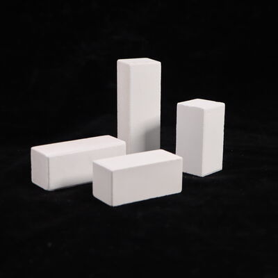 Прочность на холодное сжатие более 90 МПа. Кирпичи для печей, состоящие из корундо-муллита, плотностью 2,8 г/см³, разработаны для работы в промышленных печных системах.