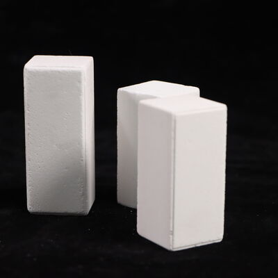 Прочность на холодное сжатие более 90 МПа. Кирпичи для печей, состоящие из корундо-муллита, плотностью 2,8 г/см³, разработаны для работы в промышленных печных системах.