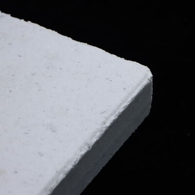 Хорошая устойчивость к тепловым ударам Корундальные полки для печей с температурной устойчивостью до 1700 ° C и специальной толщиной для мебели печи