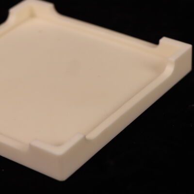 Poissons Ratio 025 Алюминиевый оксид Керамическая поднос с диэлектрической прочностью от 18 до 20 КВ на миллиметр и сгибающей прочностью от 200 до 400 МПа