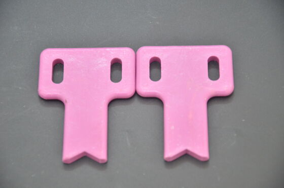 Керамика из оксида алюминия твердостью 9 по Моосу, обеспечивающая сопротивление изоляции более 1012 Ом·см и прочность на сжатие более 3000 МПа для прецизионных приборов