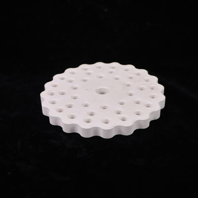 Теплопроводность от 3,5 до 4,5 Вт/м Kelvin Mullite керамика с коэффициентом теплового расширения от 4,5 до 5,5 умноженное на 10 в минус 6 на Кельвин и пористость менее 15 процентов