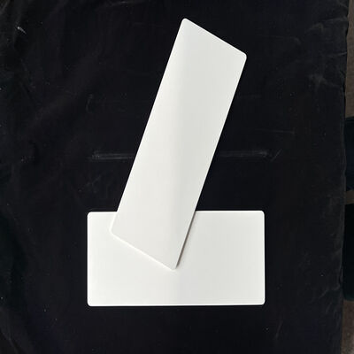 Теплопроводность от 25 до 35 Вт на мК Керамический материал из глинозема, предназначенный для электроизоляции и регулирования температуры.